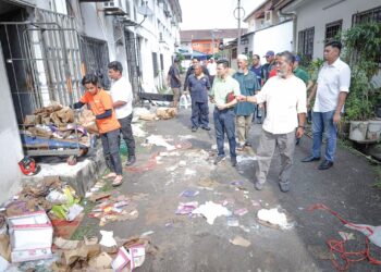 WAN Dzahanurin Ahmad meninjau kesan akibat banjir yang melanda kawasan komersial dekat Kampung Jawa, Sungai Kandis di Klang, Selangor.