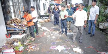 WAN Dzahanurin Ahmad meninjau kesan akibat banjir yang melanda kawasan komersial dekat Kampung Jawa, Sungai Kandis di Klang, Selangor.