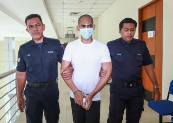 AMIRUL Amin Amirruddin dibawa 
ke kamar Mahkamah Tinggi bagi mendengar keputusan pertuduhan membunuh kekasihnya, di Klang, semalam. - UTUSAN/AFIQ RAZALI