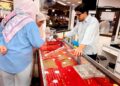 PELANGGAN menyerbu kedai emas di sekitar Kota Bharu, Kelantan untuk mendapatkan barang kemas. – UTUSAN/ ROSLIZA MOHAMED