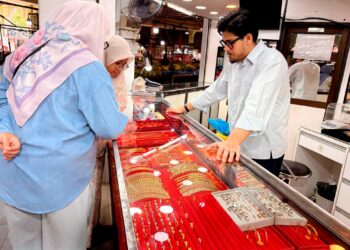PELANGGAN menyerbu kedai emas di sekitar Kota Bharu, Kelantan untuk mendapatkan barang kemas. – UTUSAN/ ROSLIZA MOHAMED