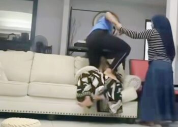 TANGKAP layar rakaman video tular memaparkan seorang lelaki memukul seorang pembantu rumah warga Indonesia di sebuah kediaman di Taman Johor, Johor Bahru.
