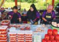 NURUL Nadiya Jaafar (tengah) bersama pekerjanya membungkus rojak sentul untuk dijual di Kampung Kubang Panjang, Kuala Terengganu, Terengganu .
– UTUSAN/PUQTRA HAIRRY