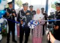 YAHAYA Othman memotong reben sebagai gimik perasmian Balai Polis Kuala Krau di Temerloh, Pahang semalam. - UTUSAN/SALEHUDIN MAT RASAD