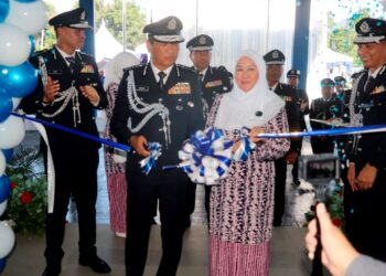 YAHAYA Othman memotong reben sebagai gimik perasmian Balai Polis Kuala Krau di Temerloh, Pahang semalam. - UTUSAN/SALEHUDIN MAT RASAD