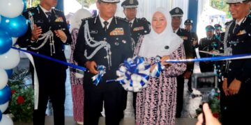 YAHAYA Othman memotong reben sebagai gimik perasmian Balai Polis Kuala Krau di Temerloh, Pahang semalam. - UTUSAN/SALEHUDIN MAT RASAD