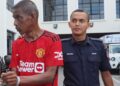 ZAINAL Ahmad mengaku bersalah di Mahkamah Majistret George Town, Pulau Pinang semalam atas pertuduhan menyamun seorang wanita di sebuah masjid pada 24 Jun lalu.-UTUSAN/DANIAL SAAD