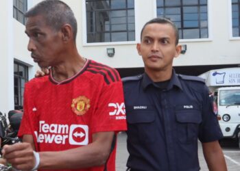 ZAINAL Ahmad mengaku bersalah di Mahkamah Majistret George Town, Pulau Pinang semalam atas pertuduhan menyamun seorang wanita di sebuah masjid pada 24 Jun lalu.-UTUSAN/DANIAL SAAD