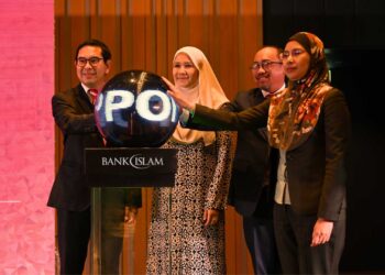 SHARIFAH Sarah Syed Mohamed Tahir (dua dari kiri) ketika majlis pelancaran BIMB Opportunities Fund (BOF) di Kuala Lumpur, hari ini.