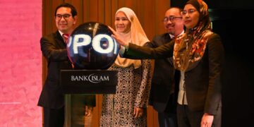 SHARIFAH Sarah Syed Mohamed Tahir (dua dari kiri) ketika majlis pelancaran BIMB Opportunities Fund (BOF) di Kuala Lumpur, hari ini.
