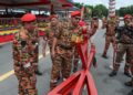 NOR Hisham Mohamad (dua dari  kiri) melihat Trailer Bot Ocean Pro pada Pertandingan Kawad Kecekapan Tahun 2026 di Akademi Bomba dan Penyelamat Malaysia Wilayah Timur, Wakaf Tapai, Marang, Terengganu. - UTUSAN/PUQTRA HAIRRY