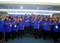 ONN Hafiz Ghazi (tengah) bergambar bersama 56 calon BN semasa Majlis Pengumuman Calon BN di Johor Bahru, Johor semalam. – UTUSAN/RAJA JAAFAR ALI