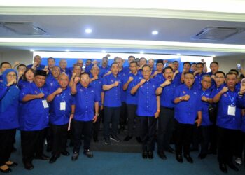 ONN Hafiz Ghazi (tengah) bergambar bersama 56 calon BN semasa Majlis Pengumuman Calon BN di Johor Bahru, Johor semalam. – UTUSAN/RAJA JAAFAR ALI