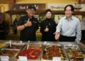 FEIZAL Nor Nurbi (kiri) pada Majlis Pelancaran Buffet RM10 Dapur Brahim's, di UKM, semalam.