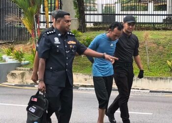 MOHAMMAD Farizzal Fazly Mohd. Zulkifly dibawa ke Mahkamah Majistret Batu Gajah hari ini bagi menghadapi pertuduhan membunuh seorang lelaki dalam kejadian yang berlaku minggu lalu.