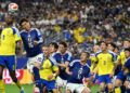 Penyerang Sweden, Alexander Isak (kiri) dan tonggak tengah Jepun, Daichi Kamada bersaing mendapatkan bola dalam aksi Kumpulan F Piala Dunia 2026 di Stadium Dallas, Arlington, semalam. Jepun dan Sweden layak ke pusingan 32 terbaik selepas seri 1-1. - AFP