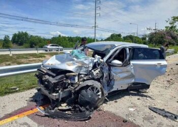 KEADAAN SUV yang dinaiki mangsa remuk selepas terkena letupan bom buatan sendiri (IED) yang ditanam di tepi jalan di Persimpangan Sapom, Daerah Tak Bai, Narathiwat, Thailand pagi semalam.