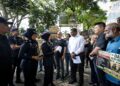 Rajesh Nagarajan (tengah) menyerahkan memorandum menuntut siasatan berhubung pemindahan tiga gajah tempatan (Dara, Amoi dan Kelat) ke sebuah zoo di Jepun kepada wakil Ketua Polis Negara, ASP Norbariah Fazuan Ramli di hadapan Ibu Pejabat Polis Bukit Aman, semalam. UTUSAN/ MUHAMAD IQBAL ROSLI