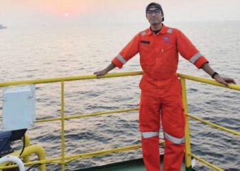 MUHAMMAD Kamal Idzhamuddin Kamal Ariffin ketika bertugas di atas kapal MV Berkat Tuah sebelum terkandas di Pelabuhan Hamriya, Dubai.