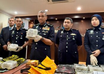 ALZAFNY Ahmad (tengah) menunjukkan bungkusan dadah disyaki syabu yang dirampas dalam dua serbuan berasingan di Port Dickson, awal pagi semalam di IPK Negeri Sembilan di Seremban, semalam. 
– UTUSAN/NOR SHAFIQAH MOHD. GHAZALI