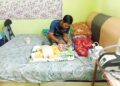 MOHD. Latfi Baharom memeriksa tiub mesin oksigen yang digunakan bayinya, Muhammad Luqman semasa ditemui di rumah mertuanya di Kampung Batu 2, Jalan Jeniang, Gurun di Sungai Petani, Kedah.