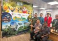 WONG Hon Wai (duduk, kanan) melancarkan pakej pelancongan durian Pulau Pinang di Hong Kong, semalam. – GAMBAR/FACEBOOK