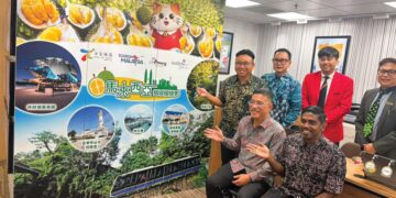 WONG Hon Wai (duduk, kanan) melancarkan pakej pelancongan durian Pulau Pinang di Hong Kong, semalam. – GAMBAR/FACEBOOK