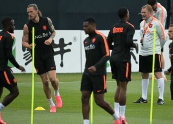 Pengendali Belanda, Ronald Koeman (dua dari kanan) memantau sesi latihan skuad bimbingannya menjelang pertemuan menentang Sweden esok. - AFP