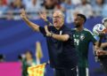 Ketua jurulatih Uruguay, Marcelo Bielsa memberikan arahan dari tepi padang ketika aksi Kumpulan H Piala Dunia 2026 menentang Arab Saudi di Stadium Miami, Miami Gardens, awal pagi tadi, yang berakhir dengan keputusan seri 1-1. – AFP