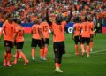 PENYERANG Belanda, Brian Brobbey (tengah) meraikkan jaringan pembukaan ketika aksi menentang Sweden di Stadium Houston, hari ini.-AFP