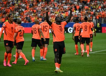 PENYERANG Belanda, Brian Brobbey (tengah) meraikkan jaringan pembukaan ketika aksi menentang Sweden di Stadium Houston, hari ini.-AFP