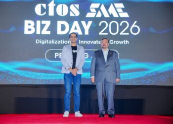 AMIR Hamzah (kanan) bersama Ketua Pegawai Eksekutif Kumpulan CTOS Digital Berhad, Ankur Sehgal ketika CTOS SME Biz Day di Hotel One World, Petaling Jaya. - UTUSAN/SADDAM YUSOFF