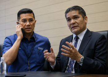 MOHAMED Azmin Ali (kiri) dan Radzi Jidin dihentikan daripada jawatan mereka di dalam PN