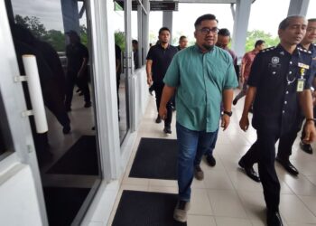 BADRUL Hisham Shaharin ketika hadir di Mahkamah Tinggi Seremban hari ini bagi berdepan pertuduhan membuat hantaran hasutan terhadap institusi diraja Negeri Sembilan menerusi akaun Facebook miliknya.-UTUSAN/MOHD. SHAHJEHAN MAAMIN.