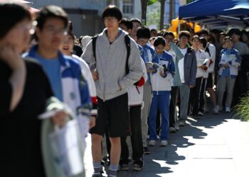SEJUMLAH pelajar berbaris mengambil peperiksaan kemasukan ke universiti di Beijing. - AFP