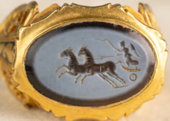 KEVIN Minto menemukan sebentuk cincin. - .South West Heritage Trust