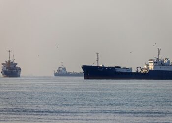 LALUAN kapal-kapal laut di Selat Hormuz yang strategki dan sempit akan dibuka dalam tempoh beberapa hari lagi. - AFP