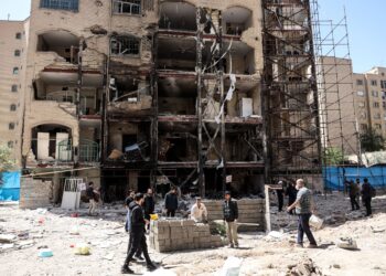 SEBUAH bangunan musnah menjadi sasaran serangan AS-Israel di Teheran sebelum rundingan damai masih belum dimktamadkan. - AFP