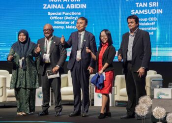 SYAHRUNIZAM Samsudin (dua dari kiri), Pengerusi State Grid International Development Co., Ltd., Yu Jun (tengah), Pengarah Asia dan Penasihat Kanan kepada Setiausaha Agung Majlis Tenaga Dunia, Xiaowei Liu (dua dari kanan) dan Ketua Pegawai Eksekutif Suruhanjaya Tenaga Sabah (ECoS), Datuk Abdul Nasser Abdul Wahid (kanan) ketika bergambar selepas forum Melangkaui Trilema Tenaga Pengurusan Kerumitan dalam Era Elektrifikasi pada Persidangan Peralihan Tenaga 2026 (ETCon26) di Pusat Konvensyen Kuala Lumpur di sini, hari ini. - UTUSAN/ISKANDAR ISHAK