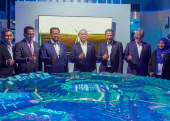TIMBALAN Perdana Menteri, Datuk Seri Fadillah Yusof (empat dari kiri) bersama Pengerusi Tenaga Nasional Berhad (TNB), Tan Sri Abdul Razak Abdul Majid (tiga dari kanan) serta Presiden dan Ketua Pegawai Eksekutif (CEO) Tenaga Nasional Berhad (TNB), Datuk Ir. Ts. Shamsul Ahmad (dua dari kanan) di Persidangan Peralihan Tenaga TNB 2026 (Etcon26) di Pusat Konvensyen Kuala Lumpur (KLCC) di sini semalam.  UTUSAN/ ISKANDAR ISHAK
