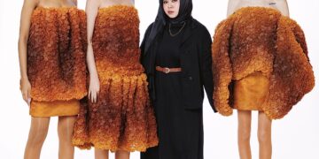 ellyana bersama barisan model yang memperagakan busana rekaannya.