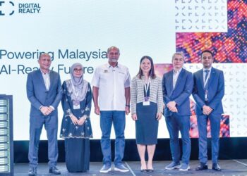 MENTERI Digital, Gobind Singh Deo (tiga dari kiri) dan Serene Nah (tiga dari kanan) merasmikan Digital Realty baru-baru ini. - UTUSAN/M.FIRDAUS M.JOHARI