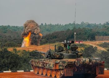 DEMONSTRASI gempur pada Latihan Kuasa Tembakan (LKT) Tahun 2026 di Lapang Sasar Gemas, Kem Syed Sirajuddin, hari ini. -GAMBAR / IHSAN ATM