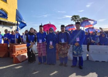 Alwiyah Talib (tiga, kiri) berkumpul bersama penyokong sebelum bergerak ke pusat penamaan calon.