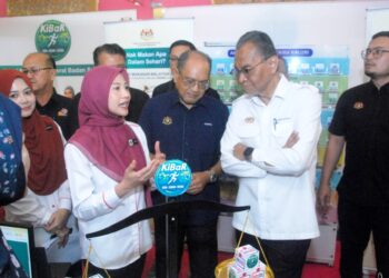 DZULKEFLY Ahmad diberikan penerangan ketika melawat reruai selepas merasmikan Majlis Penutupan Sambutan Bulan Pemakanan Malaysia Peringkat KKM 2026 di sebuah pasar raya di Melaka hari ini. – UTUSAN/AMRAN MULUP