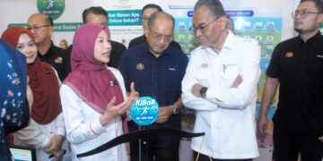 DZULKEFLY Ahmad diberikan penerangan ketika melawat reruai selepas merasmikan Majlis Penutupan Sambutan Bulan Pemakanan Malaysia Peringkat KKM 2026 di sebuah pasar raya di Melaka hari ini. – UTUSAN/AMRAN MULUP
