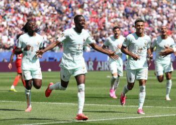PENYERANG Perancis, Ousmane Dembele bersedia merobek gawang Sweden menjelang aksi pusingan ke-32, aawal pagi esok selepas menledak hatrik pada aksi terakhir Kumpulan I, Jumaat lalu.-AFP