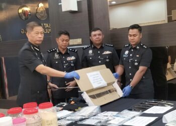 DENNIS Lim Kwang Keng (kiri) menunjukkan parang yang digunakan oleh sekumpulan lelaki untuk menyerang dua lelaki tempatan di sebuah tokong di Jelutong, Pulau Pinang, Ahad lalu.-UTUSAN/SAFINA RAMLI