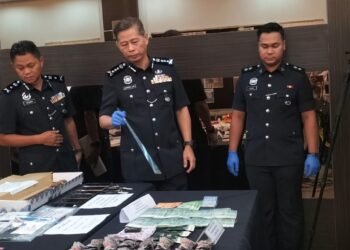 DENNIS Lim Kwang Keng (tiga dari kiri) menunjukkan pelbagai jenis dadah yang dirampas dalam dua serbuan berasingan di sekitar kawasan Butterworth, Pulau Pinang. UTUSAN/SAFINA RAMLI