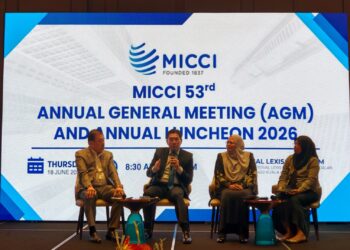 Sim Tze Tzin (dua kiri) semasa sesi panel sempena Mesyuarat
Agung Tahunan (AGM)  Dewan Perniagaan dan Perindustrian Antarabangsa
Malaysia (MICCI).